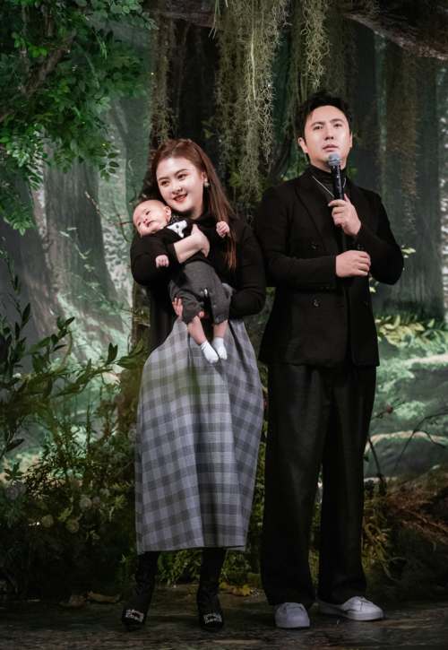 沈腾晒结婚证，朋友圈晒结婚证幽默句子（男生幽默晒领证） 本文共（3895字）